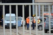 Polizeikräfte sind mit einem Grossaufgebot vor Ort. (Bild: Keystone)