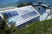 Bergstation der Stanserhornbahn. Die ganzflächig integrierte, 56 Quadratmeter grosse thermische Solaranlage liefert 25’000 kWh/a. (Bild: PD / Schweizer Solarpreis 2015)