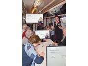 Die Kursleiterin erklärt die Finessen des Touch-Fahrplans.