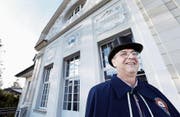 Letzibuzäli-Zeremonienmeister Jürg Messmer posiert vor dem Casino Zug, wo «seine» Zunft hinzügelt. (Bild: Werner Schelbert (15. Dezember 2017))
