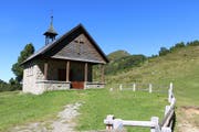 Willkommende Rast bei der malerischen Kapelle in Sewen (Bild: Leserbild: Irene Wanner)