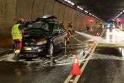 Vermutlich wegen eines Defekts hat dieses Auto Feuer gefangen. (Bild: Kantonspolizei Uri)
