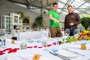 Inhaber Lukas Heini (links) und Eventmanager Martin Krasniqi organisieren eine Feier in der Gärtnerei Heini.