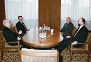 Die Stimmung schien gelöst: Botschafter Birrer (vorne rechts) bei seinem Antrittsbesuch 1987 bei Erich Honecker (vorne links). (Bild: PD)