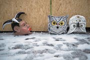 Wie verzaubert: Die Fasnacht gibts auch ganz in Weiss. (Bild: Boris Bürgisser)
