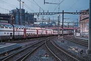 «Der Bahnhof Luzern verfügt grundsätzlich über genügend Gleise», sagt Experte Paul Stopper. (Bild: Boris Bürgisser (Luzern, 27. März 2017))