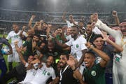 Die Nationalmannschaft Saudi-Arabiens jubelt nach dem 1:0-Sieg über Japan. (Bild: AP (Jiddah, 5. September 2017))