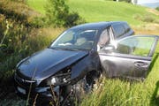 Das Auto wurde über die Böschung katapultiert. (Bild: Kapo Schwyz)