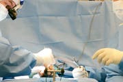 Auf eine Operation oder andere aufwendige Behandlungen zu verzichten, kann letztlich dem Wohl des Patienten dienen. Aber er muss selber mit dem Nichthandeln einverstanden sein. (Bild: Archiv / Neue LZ)