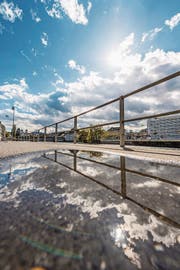 St.-Karli-Quai: Auch hier werden alle Geländer überprüft. (Bild: Roger Grütter (Luzern, 6. Oktober 2017))