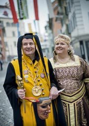 Roland Rüegg (48) ist Heinivater der Surseer Zunft Heini von Uri. Hier ist er mit seiner Frau Barbara im Städtli Sursee unterwegs. (Bild: Pius Amrein / Neue LZ)