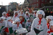 Die Nachtvegu, eine Gruppe aus acht Alpnacher Familien, sind zum 10. Mal an der Kinderfasnacht – diesmal als Pizzaioli. (Bild Markus von Rotz/Neue OZ)
