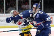 Zugs Dominic Lammer (links) kassiert einen Treffer von ZSC-Spieler Mike Künzle. (Bild: Patrick Straub / Freshfocus (Zürich, 17. März 2018))