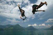 Perfektes Badewetter Ende Juli: Michael und Simon gönnen sich in Beckenried eine Abkühlung. (Bild: Keystone/Urs Flüeler)