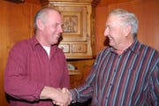 Sennenpräsident Erwin Betschart (links) gratuliert Josef Bürgler zur Wahl. (Bild Guido Bürgler/Neue SZ)