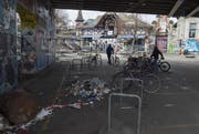 Der Vorplatz der Berner Reitschule nach den Krawallen vom Samstagabend. (Bild: Lukas Lehmann/Keystone (Bern, 26. Februar 2017))