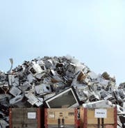 Immer mehr Haushaltsgeräte landen auf dem Müll, weil ihre Lebensdauer zu kurz ist. (Bild: Keystone/Peter Klaunzer)