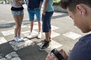 Vor allem jüngere Schüler verbringen ihre Pausen immer häufiger mit Gamen – den Schulen bereitet das Sorgen (gestellte Szene). (Archivbild Pius Amrein / Neue LZ)