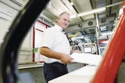 Ueli Jost, Inhaber der Veriset Küchen AG in der Fabrikation in Root. (Bild: Werner Schelbert (11. Juli 2017))