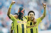 Aubameyang zelebriert sein Tor mit Maske und Teamkollege Shinji Kagawa. (Bild: Friedemann Vogel/EPA (Gelsenkirchen, 1. April 2017))