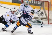 Fribourgs Benjamin Chavaillaz, links, und Fribourgs Goalie Ludovic Waeber, Mitte, im Spiel gegen Zugs Lino Martschini, rechts, beim Eishockeyspiel der National League zwischen dem EV Zug und Fribourg-Gotteron, am Freitag, 3. November 2017, in der Bossard Arena in Zug. (KEYSTONE/Alexandra Wey) (Bild: ALEXANDRA WEY (KEYSTONE))