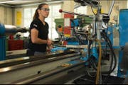 Eine Polymechanikerin bei der Arbeit. (Bild: PD/Dätyler AG)
