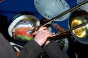 Die Kernser Guggenmusig Firlifanz sorgte auf dem Pfarrhofplatz für schräge Töne. (Bild Urs Rüttimann/Neue OZ)
