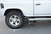 Das Velo des Schwerverletzten unter dem Unfallwagen. (Bild: Luzerner Polizei)