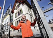 Stiftungsratspräsident Beat Dittli führte gestern durch die frisch renovierte Villa Staub an der Chamerstrasse. (Bild: Stefan Kaiser)