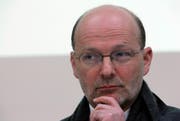 Heinz Buhofer bei einer Medienkonferenz der Metallgruppe Zug. (Bild: Werner Schelbert / ZZ)