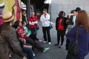 Die Respektpatrouille ist unterwegs: Bruno Iten, Nebojsa Mitic und Tharsini Mangalarupan unterhalten sich mit Jugendlichen am Zuger Bahnhof. (Bild Christof Borner-Keller/Neue ZZ)