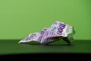 Engelberg hat die Rechnung 2015 genehmigt. Im Archivbild: Eine Banknote. (Bild: Corinne Glanzmann (Neue LZ))