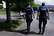 Die Bevölkerung des Kantons Zug fühlt sich sicher. Und wünscht sich dennoch mehr Polizeipräsenz. (Bild Werner Schelbert/Neue ZZ)