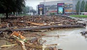 Überschwemmungen wie 2005, hier im Bild der Emmer Seetalplatz, sollen mit dem Hochwasserschutzprojekt des Kantons künftig verhindert werden. (Archivbild Neue LZ)