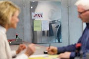 Ältere Arbeitslose sollen bis zum Erreichen des Pensionsalters durch die RAV unterstützt werden. (Bild: Gaëtan Bally/Keystone)