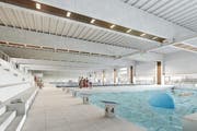 Einzigartig in der Schweiz: Ein 25 Meter langes Ausbildungsbecken mit 5 Bahnen, inklusive Wellenanlage für Tauch- und Rettungsausbildung im Vordergrund. Hinten: Das Becken mit einer Grösse von 50 x 25 Meter mit 10 Bahnen. (Bild: Visualisierung PD)