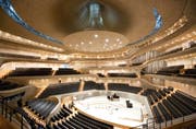 Der Konzertsaal der neuen Elbphilharmonie in Hamburg hat terrassenförmig aufsteigende Ränge und eine Bühne in der Mitte. Bild: Keystone (3. November 2016)