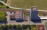 Die Liegenschaft Chamerstrasse 115 liegt neben dem «Rialto»-Hochhaus. (Bild: Screenshot Google Maps)