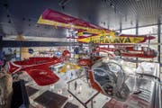 Im Verkehrshaus hängen zahlreiche neue Flugzeuge wie etwa der Pilatus Porter PC 6 (oben links), auch Yeti-Porter genannt. Mit 5700 Metern über Meer ist es das Flugzeug, welches den Weltrekord für die höchste Landung schaffte. (Bild: Pius Amrein (Luzern, 27. März 2018))