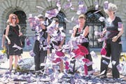 Die Rentenreform hatte zu viel Gegenwind – Frauen des Komitees gegen die Altersvorsorge 2020 werfen Flugblätter vor dem Bundeshaus in die Luft. (Bild: Thomas Delley/Keystone (Bern, 14. Juni 2017))