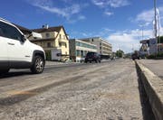Hier auf der Luzernerstrasse in Ebikon ereignete sich der tödliche Selbstunfall. Die Baumaschinen, die nach dem Unfall weggebracht wurden, waren auf der rechten Seite abgestellt. (Bild: René Meier (Ebikon, 29. Juli 2017))