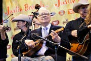 Warren Buffett hat viele Gesichter. Eines davon zeigt er beim Ukulelespielen. (Bild: Getty)