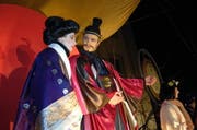 Szene aus dem Japanesenspiel 2007: Heonusode Urs Kündig und seine Kaiserin Stefanie Kober. (Bild: Erhard Gick/Neue SZ)