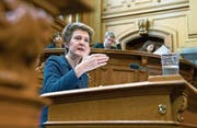 Justizministerin Simonetta Sommaruga argumentierte gestern im Ständerat für die Linie des Bundesrats, die vorsieht, dass ein Tätigkeitsverbot nach zehn Jahren überprüft wird. (Bild: Anthony Anes/Keystone)