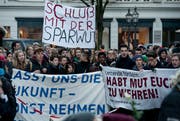 Schüler und Lehrer demonstrieren in Luzern gegen die Sparmassnahmen. (Bild: Pius Amrein (Luzern, 9. Dezember 2013))