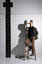 Urban Mäder im Pool des ehemaligen städtischen Hallenbads. (Bild Boris Bürgisser)