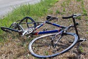 Nach einer Kollision mit einem Auto stürzte ein 37-jähriger Velofahrer in Cham. (Symbolbild) (Bild: Keystone)