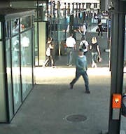 Der gesuchte Mittäter befindet sich noch immer auf der Flucht. (Bild: Zuger Polizei (Zug, 24. August 2017))