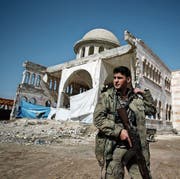 Ein Kämpfer der «Freien Syrischen Armee», welche von der Türkei unterstützt wird. (Bild: Emrah Gurel/AP (Azaz, 3. März 2018))