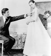 Hubert de Givenchy und Audrey Hepburn bei einer Anprobe in den 1950er-Jahren. (Bild: Keystone)